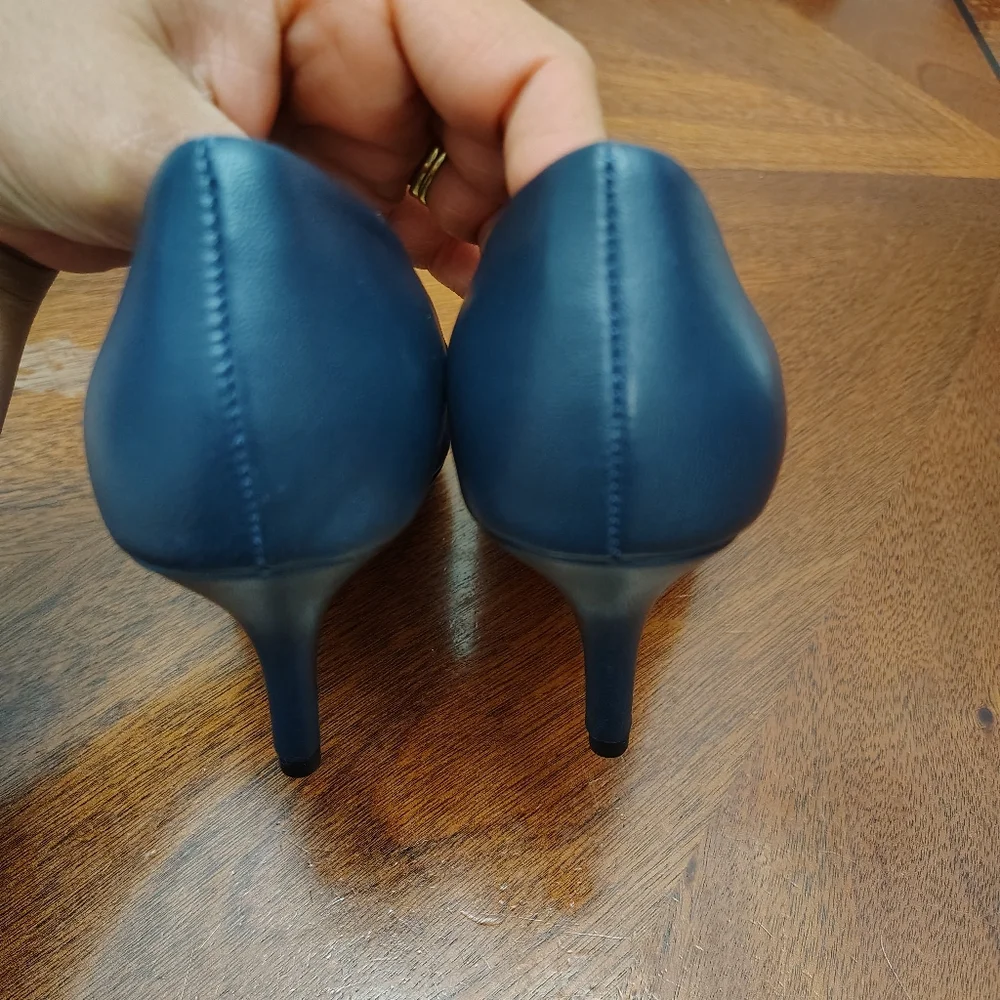 New Bella Vita Navy Blue Heels Classic Pumps - Picture 4 of 5